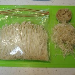 A picture of How to Brush-Clean and Freeze Enoki Mushrooms.