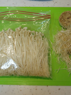 A picture of How to Brush-Clean and Freeze Enoki Mushrooms.