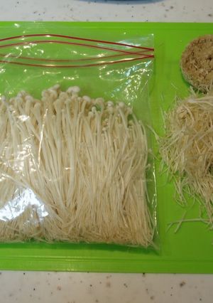 A picture of How to Brush-Clean and Freeze Enoki Mushrooms.