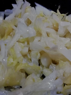 Una foto de Ensalada de lechuga arrepollada y cebollas blancas