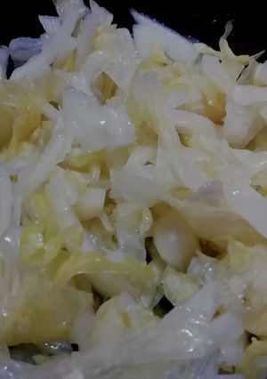 Una foto de Ensalada de lechuga arrepollada y cebollas blancas