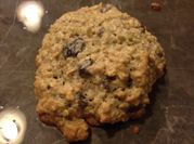 A picture of oatmeal raisin cookie
