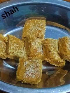 बेसन बर्फी(Besan ki barfi recipe in Hindi) रेसिपी मुख्य फोटो