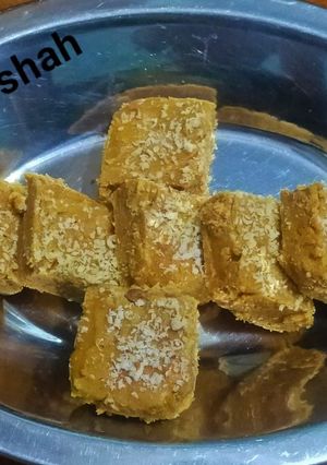 बेसन बर्फी(Besan ki barfi recipe in Hindi) रेसिपी मुख्य फोटो