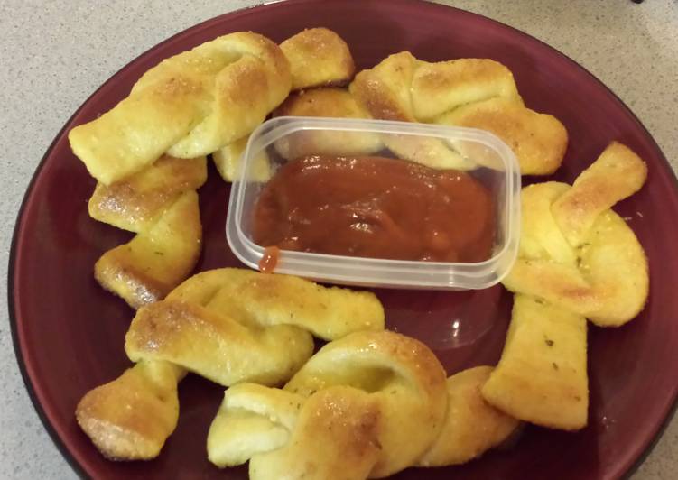 Simple Way to Make Ultimate Garlic Knots