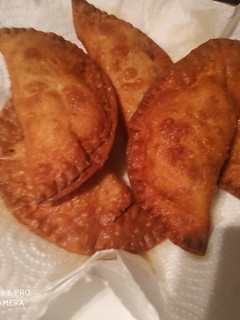 Una foto de Empanadillas de chorizo con tomate y cebolla
