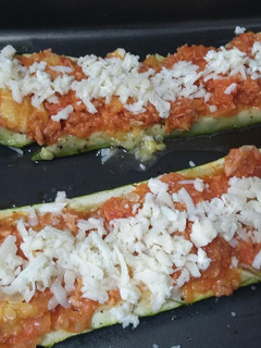 Una foto de 🥒Calabacines rellenos de atún🐟