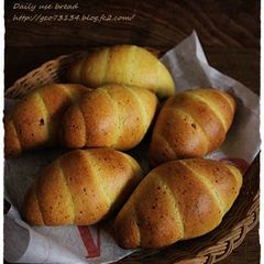 A picture of Curry Cheese Bacon Rolls.