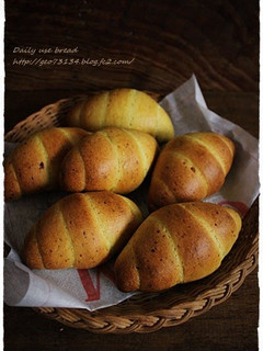 A picture of Curry Cheese Bacon Rolls.