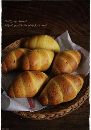 A picture of Curry Cheese Bacon Rolls.