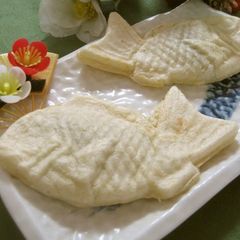 A picture of White Taiyaki That is Chewy Even When Cool.