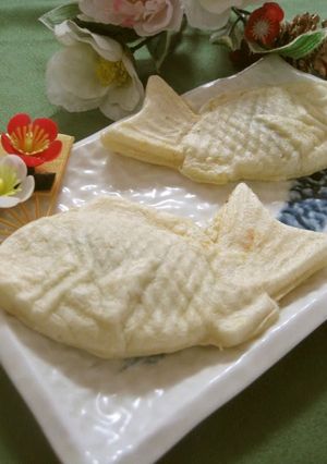 A picture of White Taiyaki That is Chewy Even When Cool.