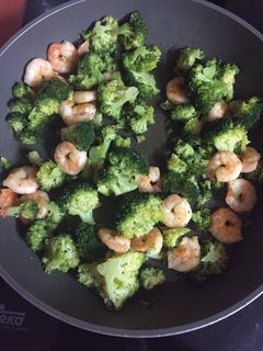 Brokkolis garnéla recept fotója