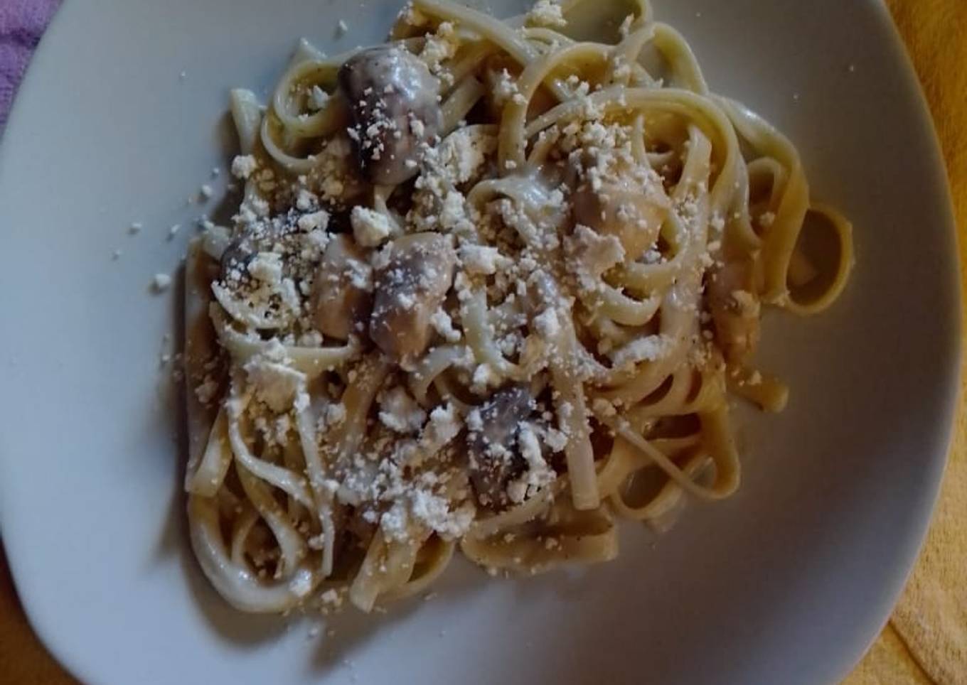 Tallarines con salsa bechamel, pollo y champiñones