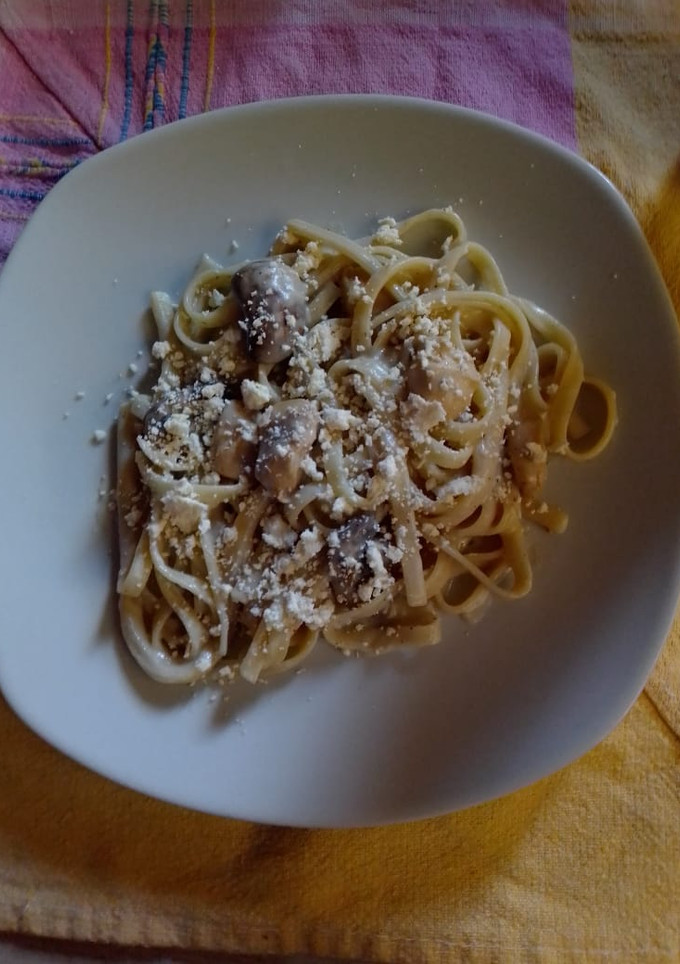 Una foto de Tallarines con salsa bechamel, pollo y champiñones