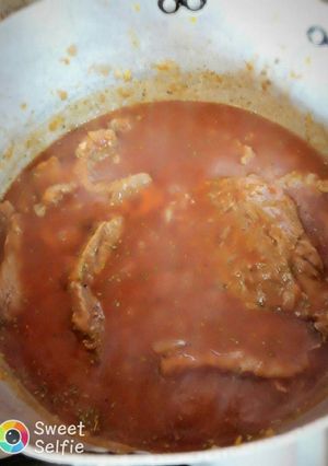 Una foto de Salsa con carne grande