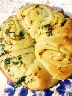 લેયર ગાર્લિક પાવ (Layer Garlic Pav Recipe In Gujarati) રેસીપી મુખ્ય ફોટો