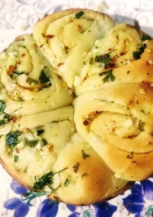 લેયર ગાર્લિક પાવ (Layer Garlic Pav Recipe In Gujarati) રેસીપી મુખ્ય ફોટો