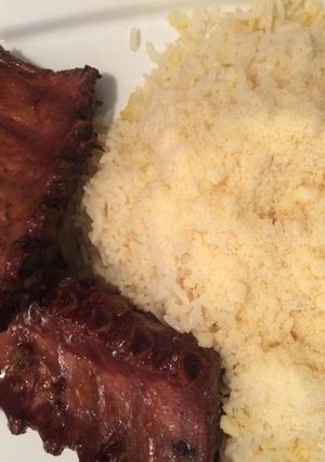 Una foto de Costillas de cerdo al vino tinto y tostadas al ajo y oliva 