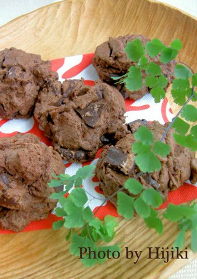 A picture of Crispy Cocoa & Chocolate Cookies.