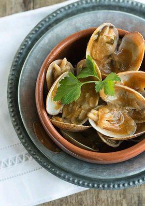 A picture of Clams in "marinera" way.