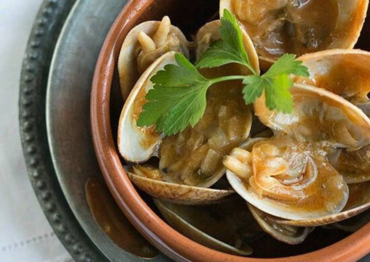 Steps to Make Speedy Clams in &#34;marinera&#34; way