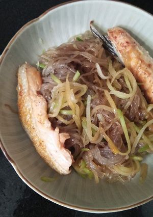 Hình của món Miến khoai lang trộn bí đao, cá hồi ngũ vị áp chảo.