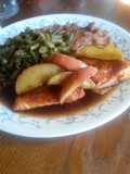 Baked salmon topped with caramelized apples