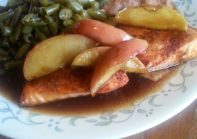 Baked salmon topped with caramelized apples