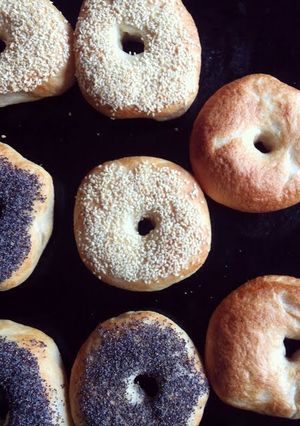 A picture of BAGELS.