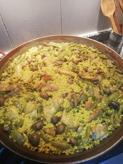 Una foto de Paella con caracoles y verdura
