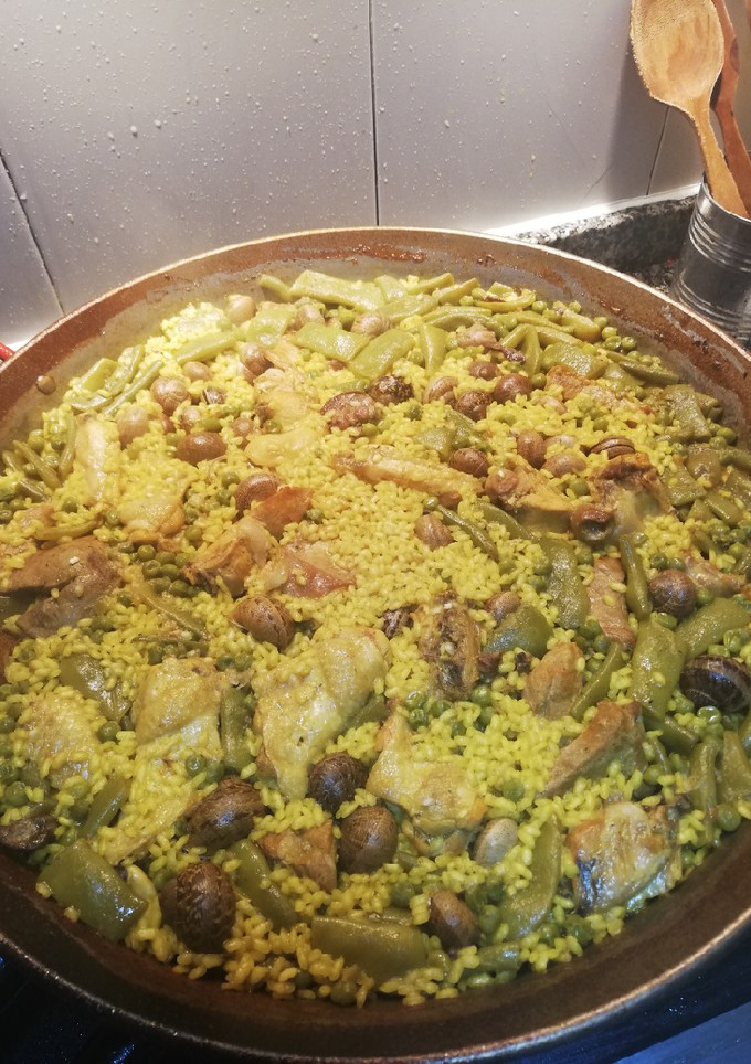 Una foto de Paella con caracoles y verdura