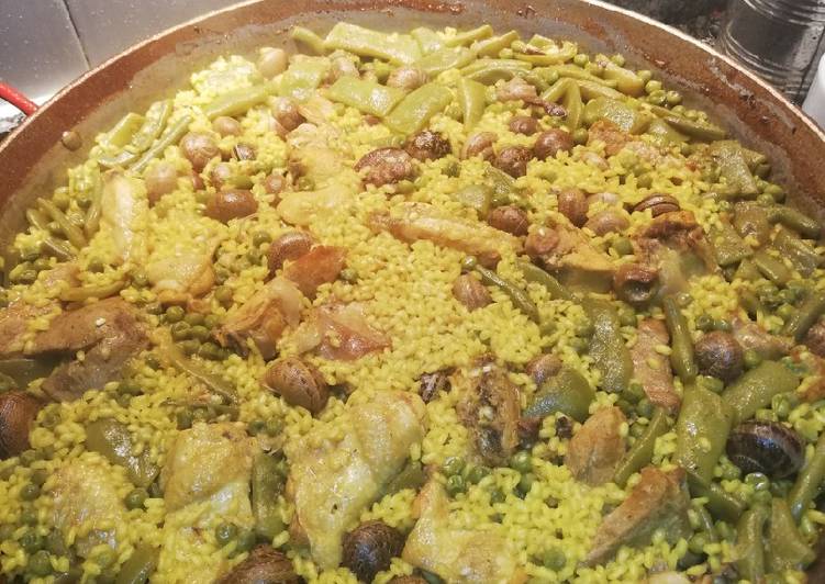 Paella con caracoles y verdura