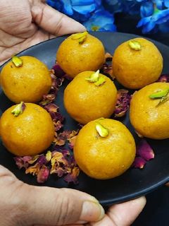 बेसन लड्डू (besan ladoo recipe in Hindi) रेसिपी मुख्य फोटो