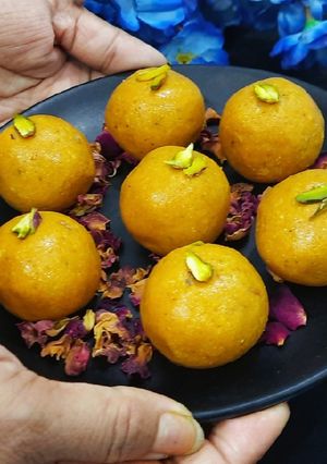 बेसन लड्डू (besan ladoo recipe in Hindi) रेसिपी मुख्य फोटो