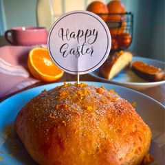 A picture of Easter Sweet Buns (“Pan quemao” o “masa de mona”).