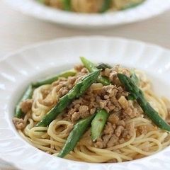 A picture of Miso Spaghetti with Asparagus and Ground Pork.