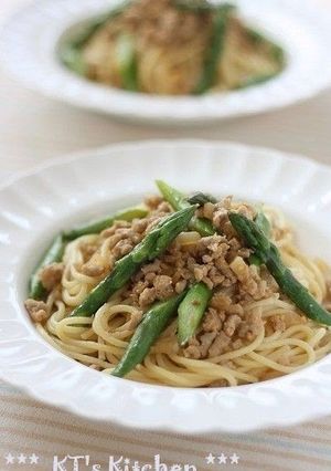 A picture of Miso Spaghetti with Asparagus and Ground Pork.