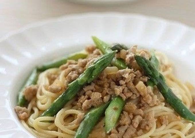 Miso Spaghetti with Asparagus and Ground Pork