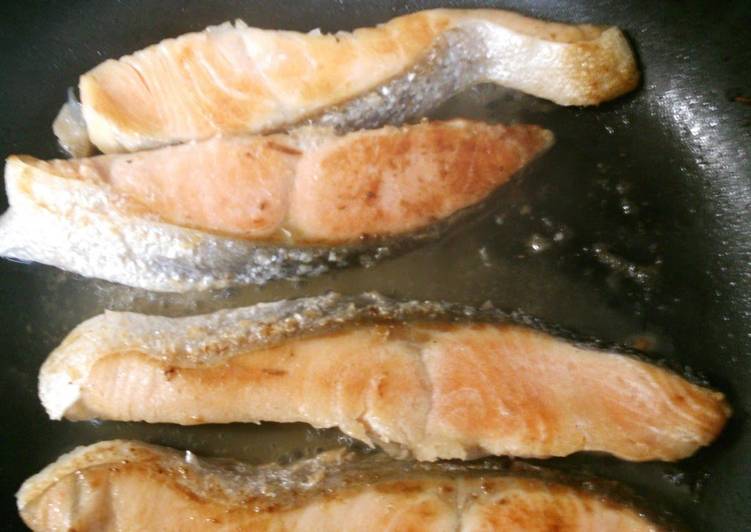 Easiest Way to Make Appetizing Easy Pan-Fried Salmon (Just Water and Salmon)