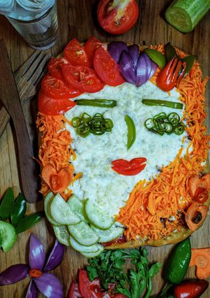 ভেজি ফেস পিৎজা 🍕(Veggie Face Pizza recipe in Bengali) রেসিপির প্রধান ছবি