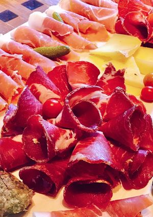Hình của món Charcuterie Board - Mâm Đồ Nguội Với Jambon, Phô Mai Và Pa Tê Caillette.