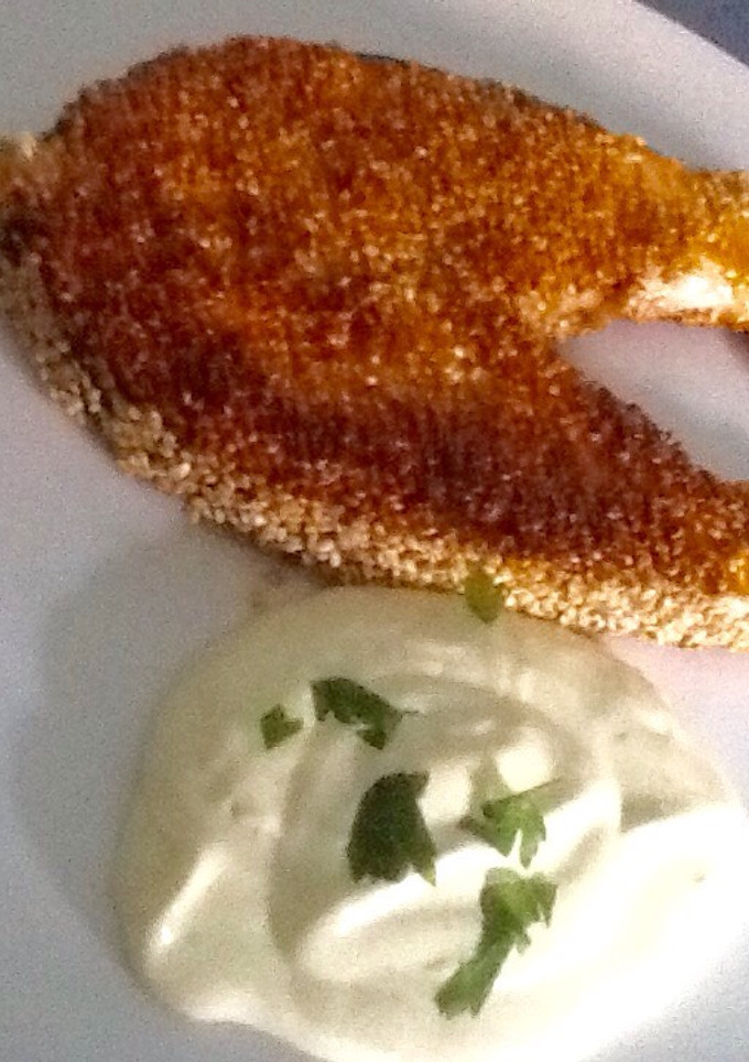 Una foto de Salmón con sésamo y mahonesa de aguacate