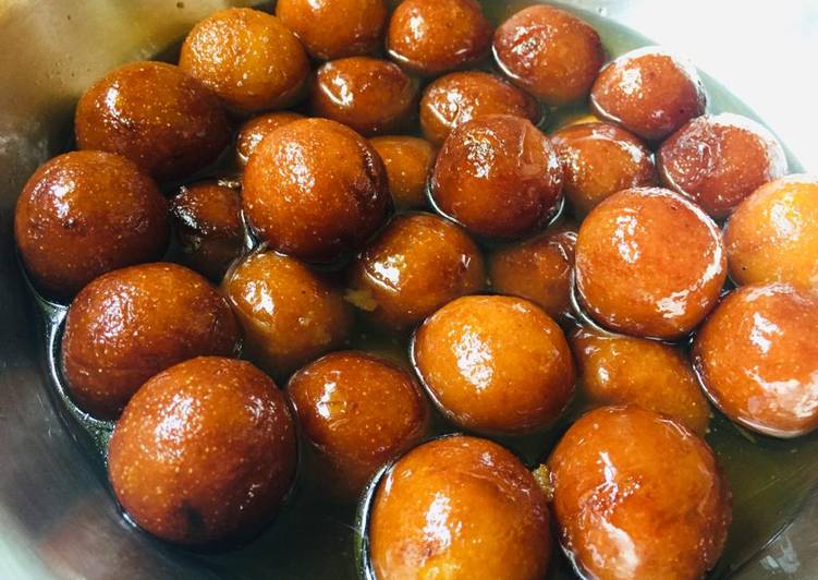 সুজির গোলাপজাম মিষ্টি (Suji er gulab jamun recipe in Bengali) রেসিপির প্রধান ছবি
