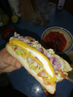 Una foto de Completos chilezolanos