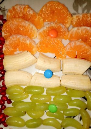 A picture of Tricolor fruits.