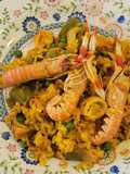 Paella muy sencilla de aprovechamiento en honor a las amas de casa