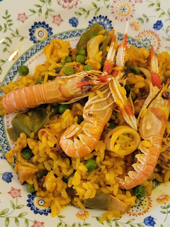Una foto de Paella muy sencilla de aprovechamiento en honor a las amas de casa