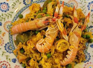 Una foto de Paella muy sencilla de aprovechamiento en honor a las amas de casa