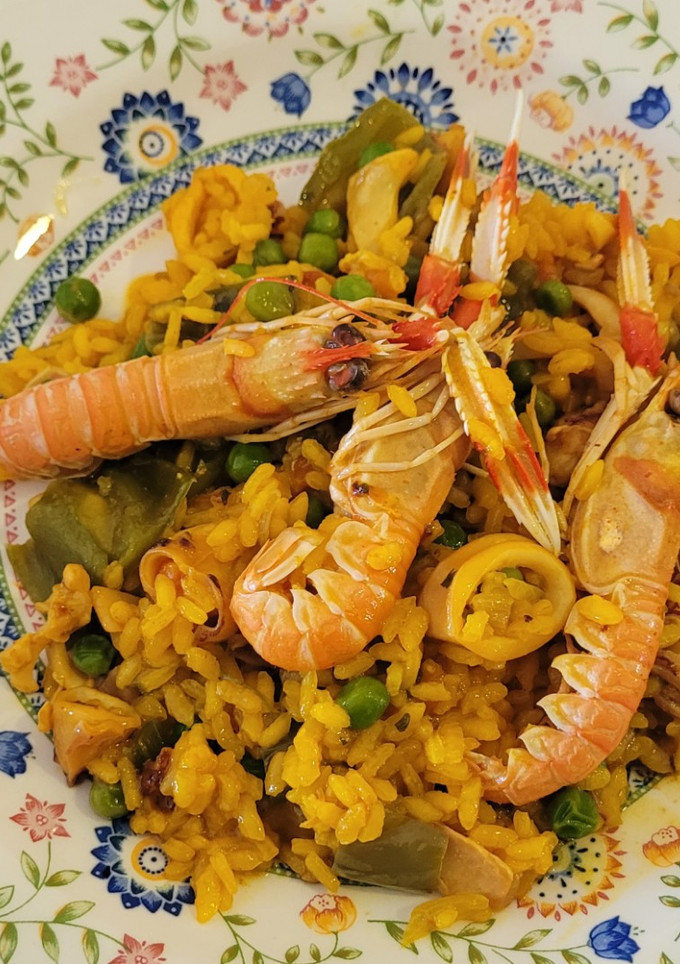 Una foto de Paella muy sencilla de aprovechamiento en honor a las amas de casa